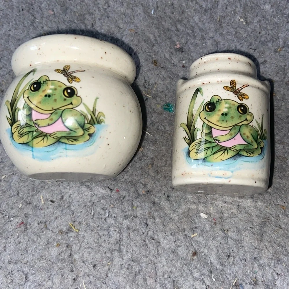 Set of 2/ ceramic toothpick and salt containers G7